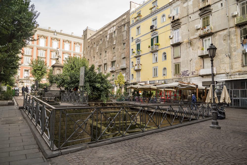 Ruine grecești în Piazza Bellini, Napoli