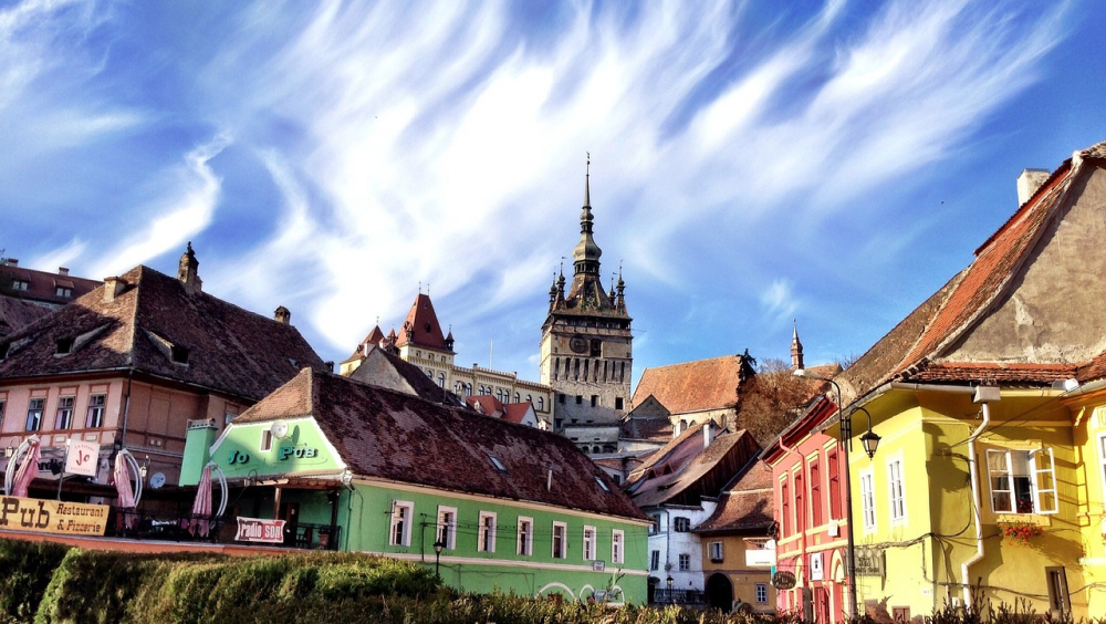Descoperă farmecul orașelor istorice din România