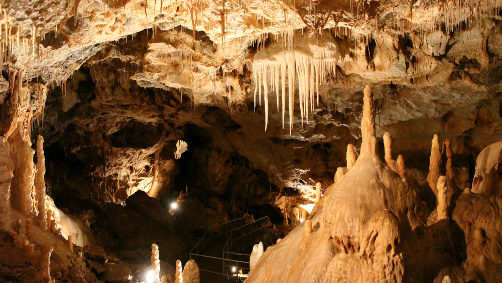 România subterană: Explorează peșterile și fenomenele carstice