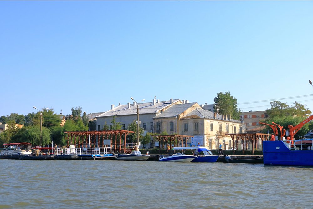 Clădiri pe malul Dunării, la Sulina