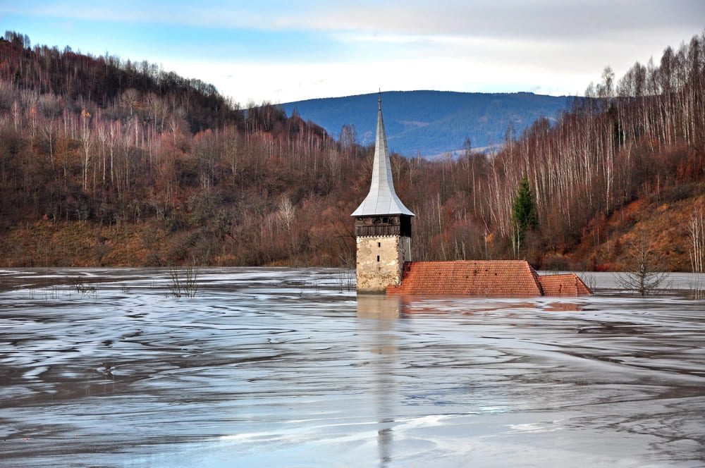 Turla bisericii din satul scufundat Geamăna