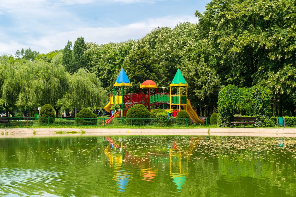 Zona pentru copii într-unul din parcurile din Ploiești